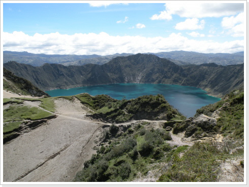 hike along Quilotoa crater